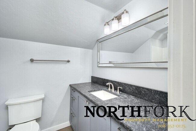 Building Photo - 1110 Manor Dr