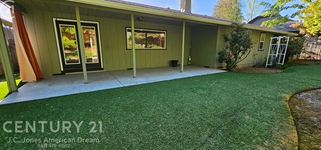 Building Photo - Single Family Home in NE Grants Pass with RV Parking