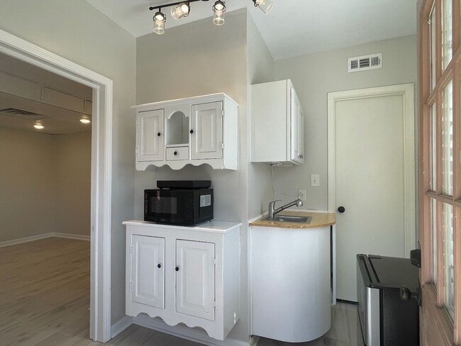 Building Photo - Private Basement Studio Apartment in Kirkwood.