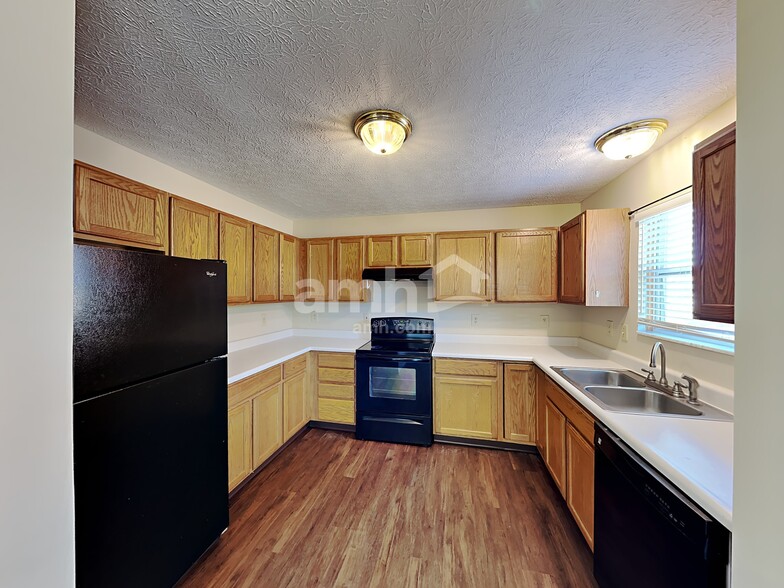 Building Photo - 1064 Amherst Blvd