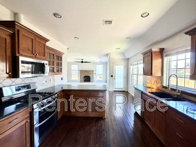 Building Photo - 3004 S Tamarack Ave