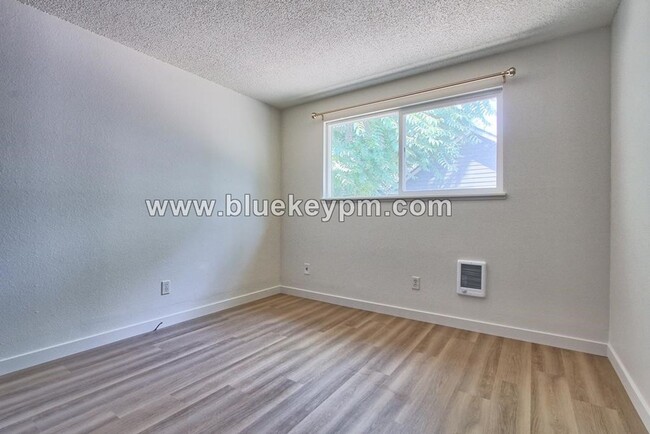 Building Photo - Newly Remodeled  2 Bed, 1 Bath Duplex with...