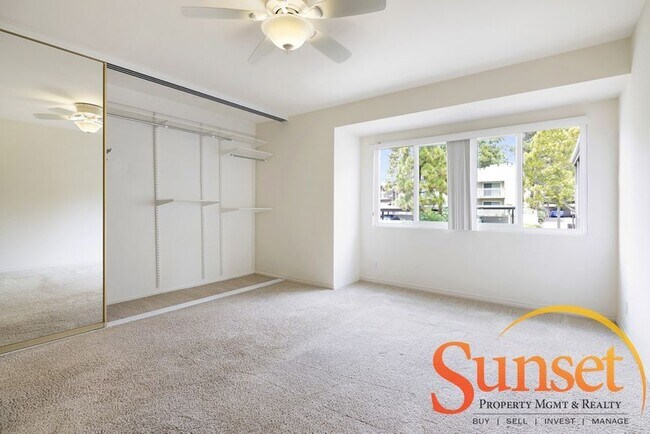 Building Photo - 8561 Villa La Jolla Dr