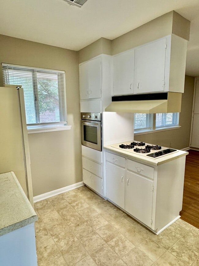 Building Photo - Hello Sunny 3 Bedroom / 1 Bathroom in Mont...