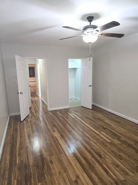 Building Photo - 1037 E 57th St