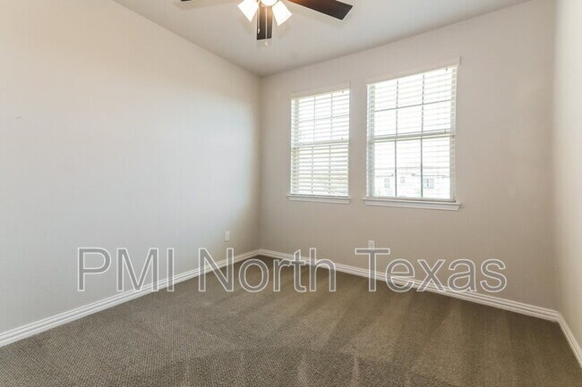 Building Photo - 1005 Kennedy Dr