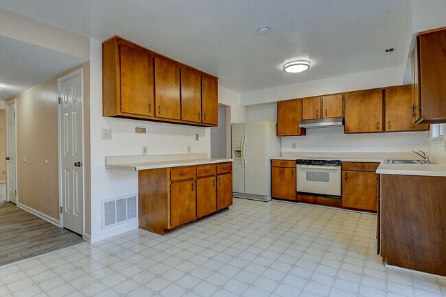 Building Photo - TOWNHOME FOR RENT - HAMPTON!