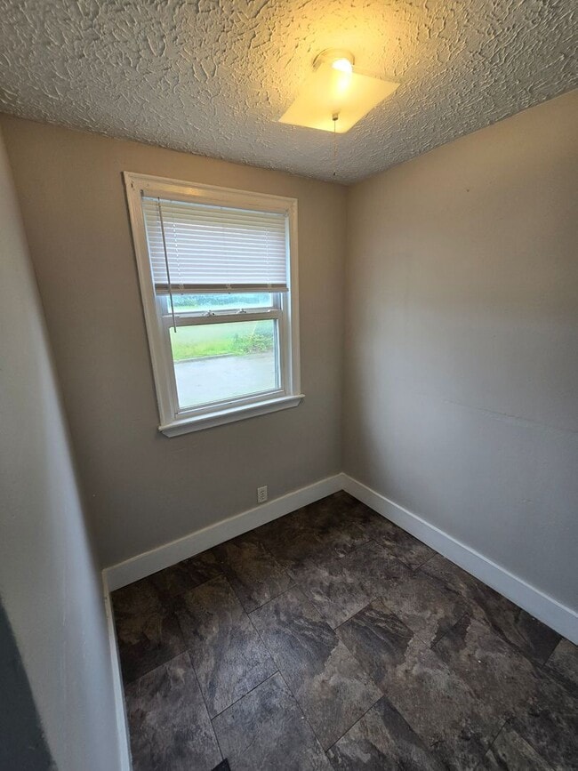 Building Photo - 2 BEDROOM SINGLE FAMILY
