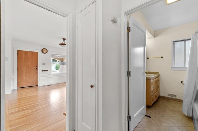 Building Photo - Upper Dimond/Lincoln Highlands Wonderful Craftsman Home!