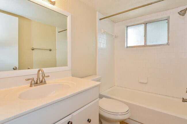 Building Photo - 608 Pheasant Ave