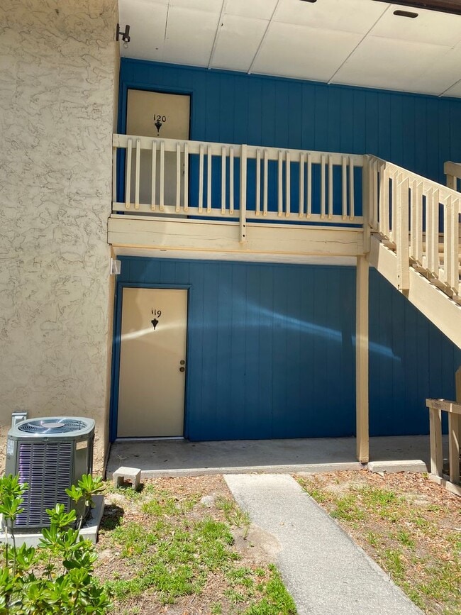 Building Photo - Location, location, location! 875 SF Unit-...