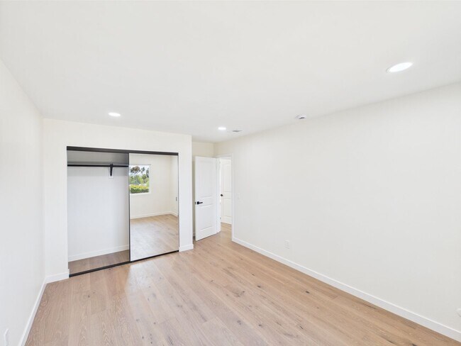 Building Photo - Modern Luxury 3x2 home in the Heart of Vista