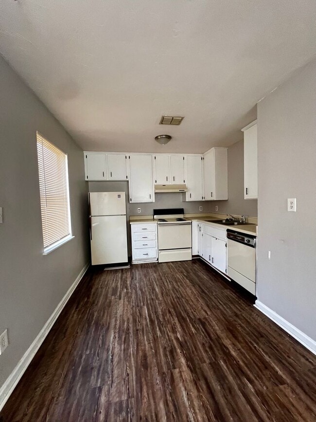 Building Photo - Spacious Two Bedroom- Close to FSU & TCC