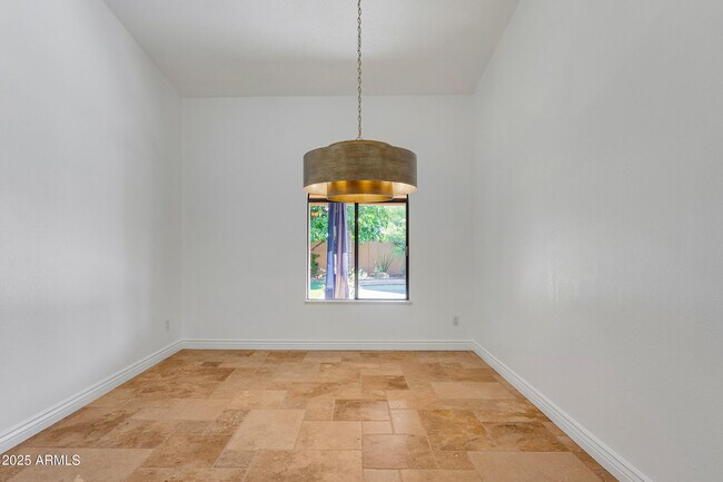 Building Photo - 5903 E Paradise Ln