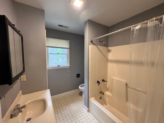 Building Photo - 7047 Maple Ct