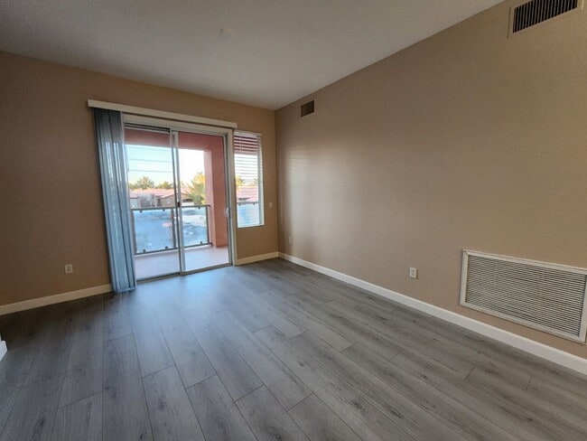 Building Photo - Great Park Ave Condo Unit!
