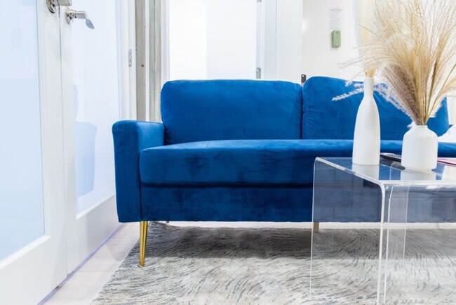 Building Photo - 402 E 11th St