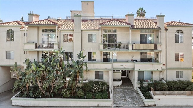 Building Photo - 16940 Chatsworth St