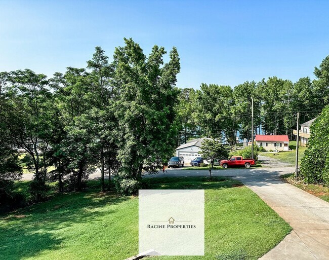 Building Photo - Fully furnished 2 bd/2 ba Condo with view of Lake Hartwell