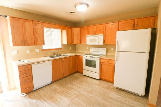 Building Photo - Comfortable 3 bedroom 2 bathroom duplex lo...