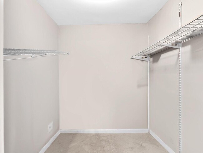 Building Photo - 1150 Hillsboro Mile