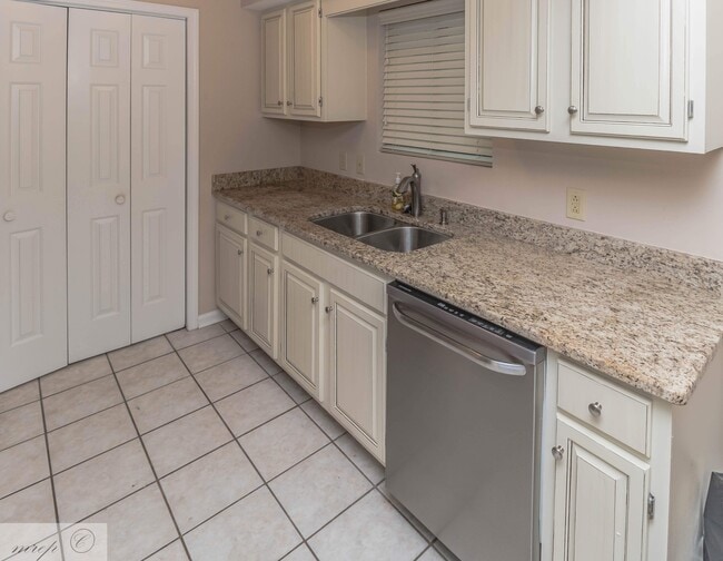 Building Photo - Spacious & Renovated Townhouse in Willow Run * Goldsboro