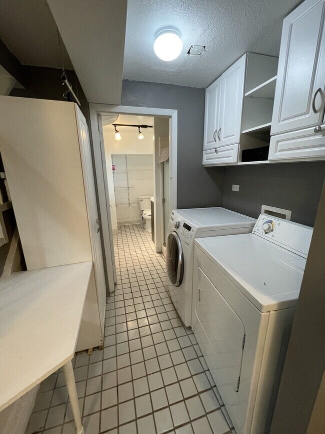 Building Photo - Spacious 1,000 Sq Ft 1 bedroom Lower Unit ...