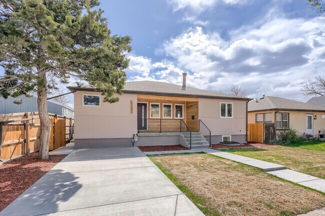 Building Photo - Newly remodeled basement apartment close t...