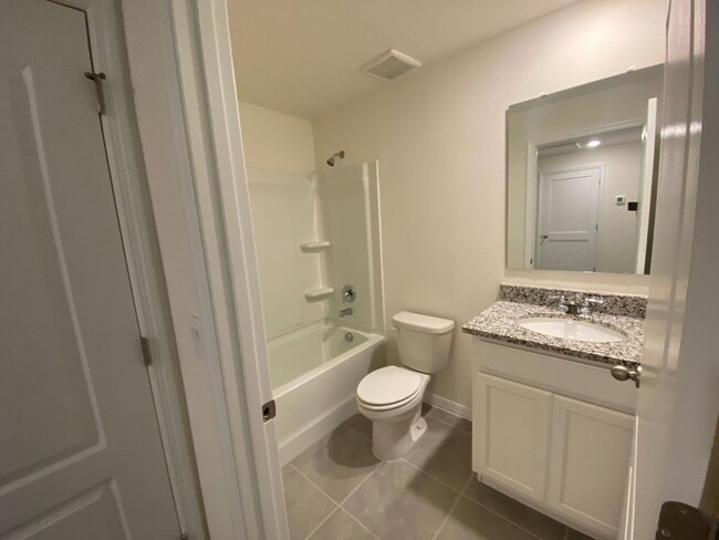 Building Photo - 3 Bedroom 2.5 Bath Townhouse in Harmony We...