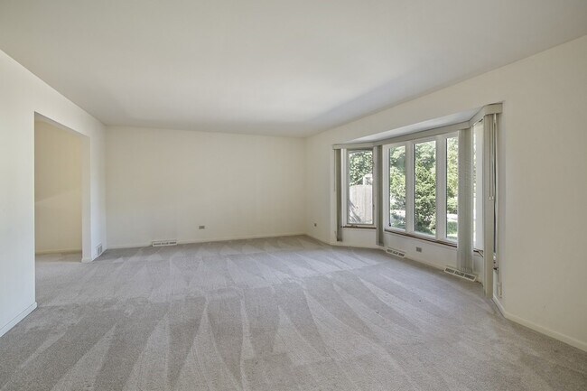 Building Photo - 258 Dennis Ln