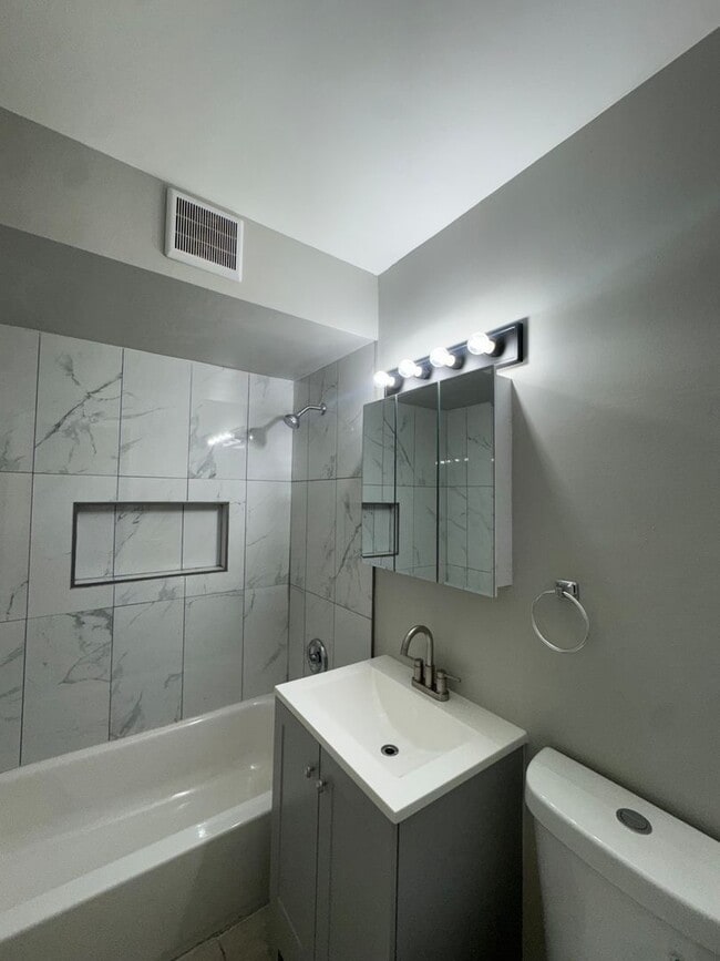 Building Photo - 4 Bedroom 2 Bathroom House in Dolton ! A M...