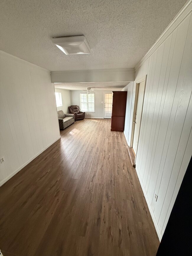 Building Photo - 2420 Pinehurst Ln