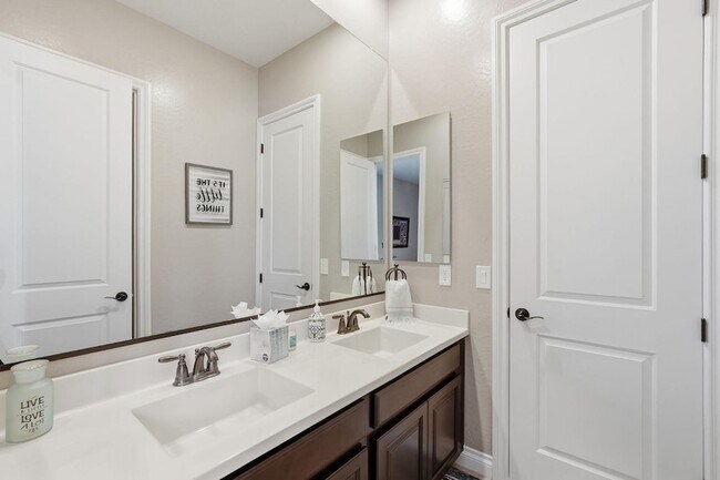 Building Photo - 10702 E Lumiere Ave