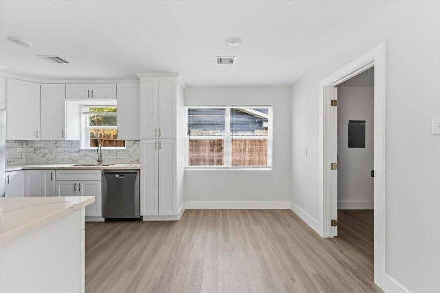 Building Photo - 3923 Hickok Ln