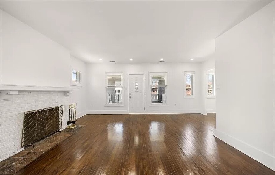 Building Photo - 1975 Gladstone St