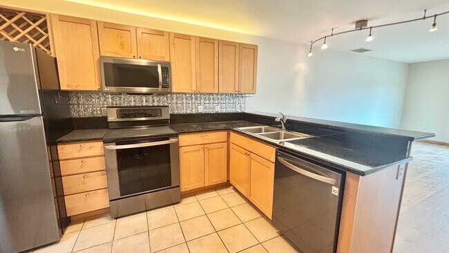 Building Photo - Spacious 2BR/2BA Condo – 1,086 SF + Parking + River Views | NW Portland