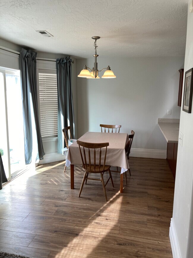 eating area in kitchen - 156 S 1100 W