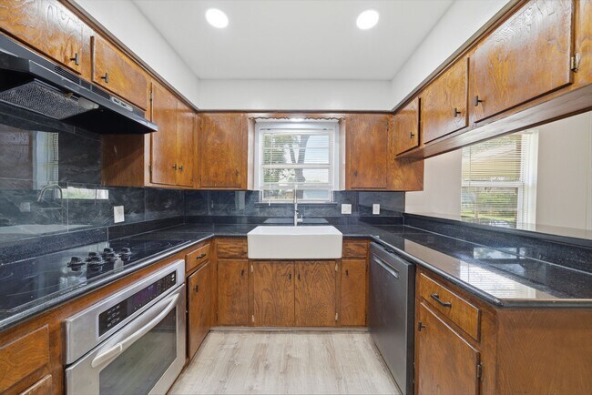 Building Photo - 815 Klare Ave