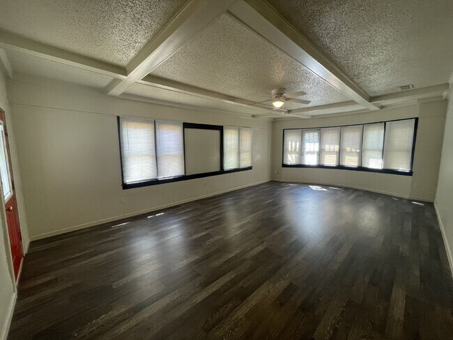 Building Photo - Beautiful Cozy Farm House