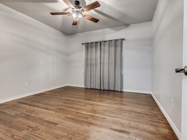 Building Photo - Charming home in Central Park Neighborhood...