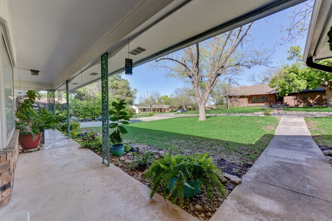 Building Photo - 210 Live Oak Dr