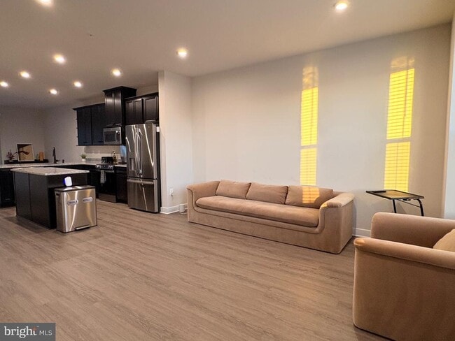 Building Photo - 736 Watts St