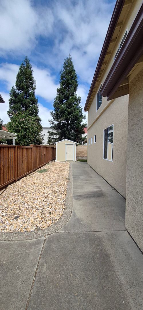 Building Photo - 2080 Mariposa Dr