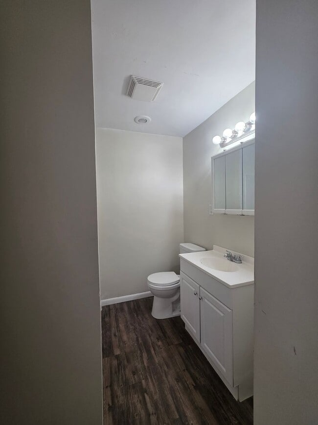 Building Photo - Spacious Three Bedroom!