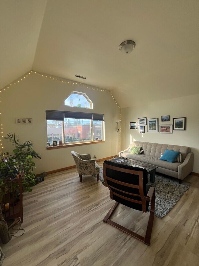 2-Bedroom 1-Bathroom Apartment W/ utiliti... - 2-Bedroom 1-Bathroom Apartment  W/ utiliti...