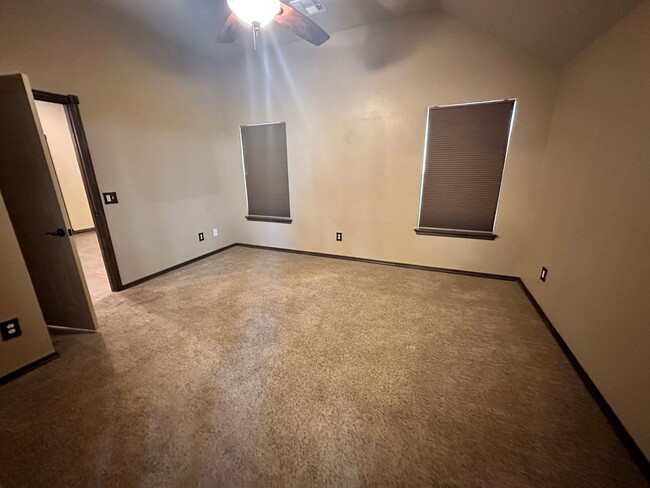 Building Photo - 3 bed 2 bath NE Moore