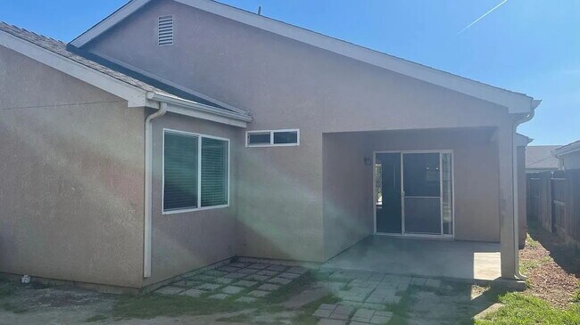 Building Photo - 3-bedroom, 2-bath home in the desirable Beachwood area of West Merced