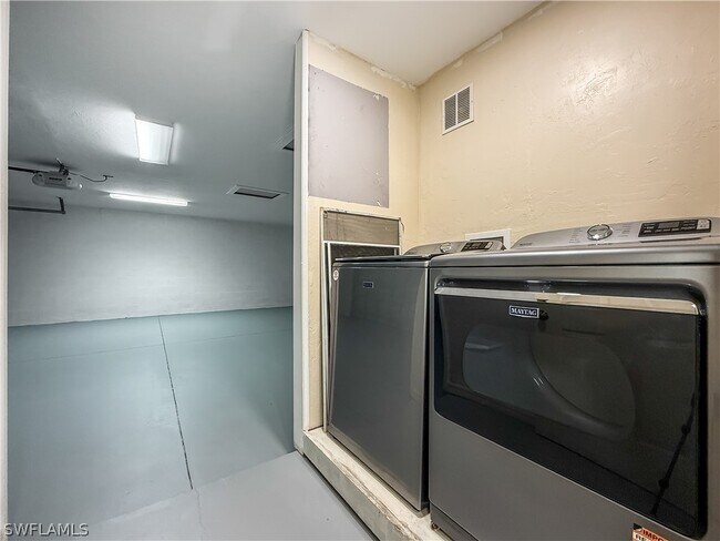 Building Photo - 2115 St Croix Ave