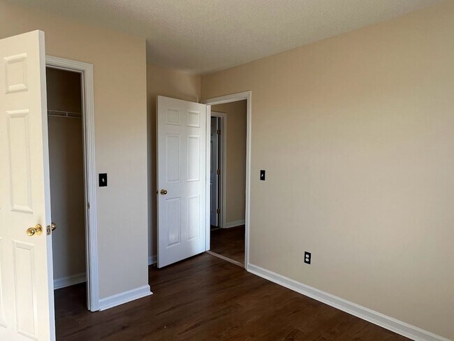 Building Photo - 3 bed 2 bath + 2 car garage- Jonesborough