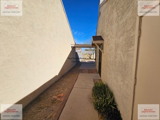 Building Photo - Los Reales & Cardinal area 2/2 with A/C & covered parking